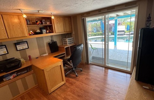 Shasta Lake House | 3-bedroom 3 full baths pool house 4 miles to the lake boat launch and dam