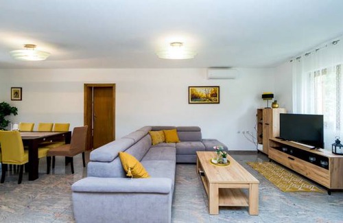 Brestovac House | 3 bedroom accommodation in Brestovac
