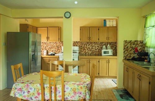 Kingstown Apartment | 3-bedroom apartment in charming Clare Valley with AC, WiFi