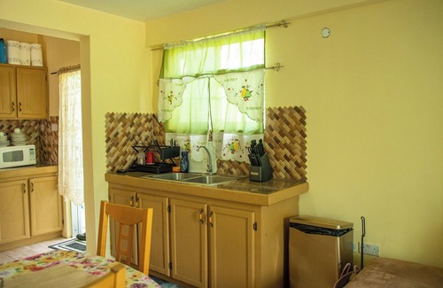 Kingstown Apartment | 3-bedroom apartment in charming Clare Valley with AC, WiFi