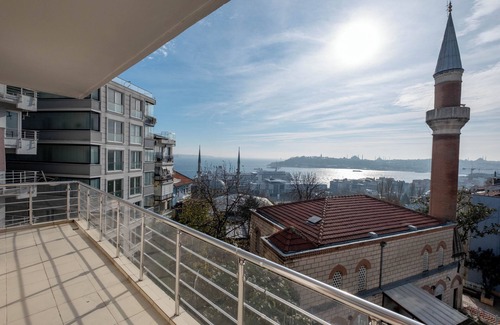 Taksim Apartment | 3-Bedroom Apartment in Vibrant Istanbul with Bosphorus View, Balcony & AC