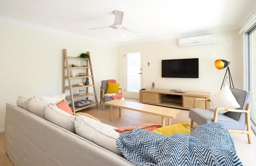 Main Beach Apartment | 3 Bedroom Apartment Minutes from Main Beach