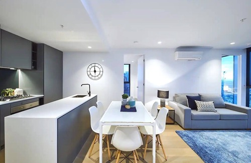 Melbourne Central Business District Apartment | 3 Bedroom Apartment w/Pool, Gym, Balcony, Parking & City Views on Level 69