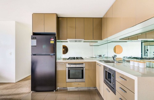 Southbank Apartment | 3-bedroom apartment with Parking, Gym, Pool near Crown Casino & Eureka Tower