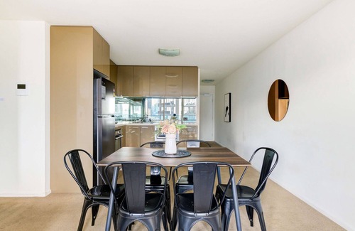 Southbank Apartment | 3-bedroom apartment with Parking, Gym, Pool near Crown Casino & Eureka Tower