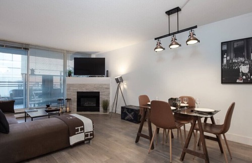 Crosstown Apartment | 3 Bedroom Apartment with Private Patio in the Hub of Downtown Vancouver