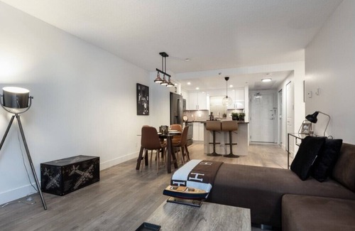 Crosstown Apartment | 3 Bedroom Apartment with Private Patio in the Hub of Downtown Vancouver