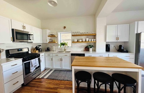 Albany Park Apartment | 3 Bedroom Chicago Apartment w/Large Kitchen & In-Unit Laundry