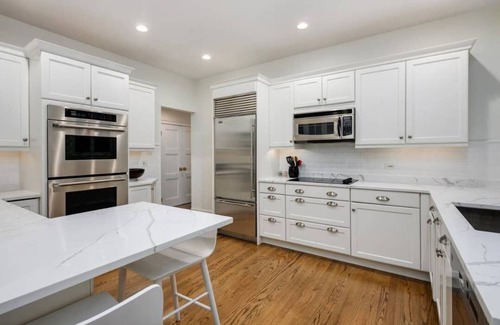 Gold Coast Condo | 3-bedroom condo in cool Chicago with WiFi, AC