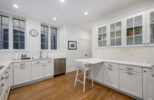 Gold Coast Condo | 3-bedroom condo in cool Chicago with WiFi, AC