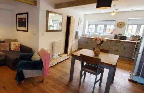 Honiton House | 3 Bedroom Cottage - Hot Tub Garden Parking