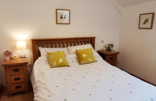 Honiton House | 3 Bedroom Cottage - Hot Tub Garden Parking