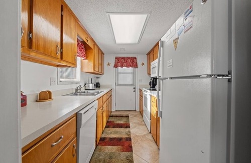Myrtle Beach Cottage | 3 Bedroom Cottage with a short walk to the Beach