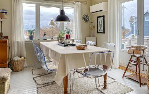 Sandoy Apartment | 3 Bedroom Cozy Apartment In Myklebost