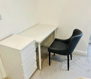 Dudley Apartment | 3 Bedroom Guest House in Dudley