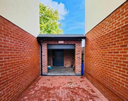 Dudley Apartment | 3 Bedroom Guest House in Dudley