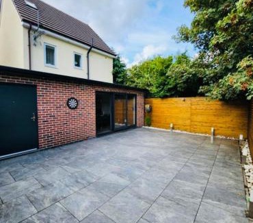 Dudley Apartment | 3 Bedroom Guest House in Dudley