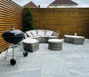 Dudley Apartment | 3 Bedroom Guest House in Dudley