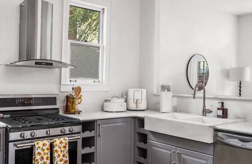 East Side House | 3-bedroom home in Grant Park with King Bed