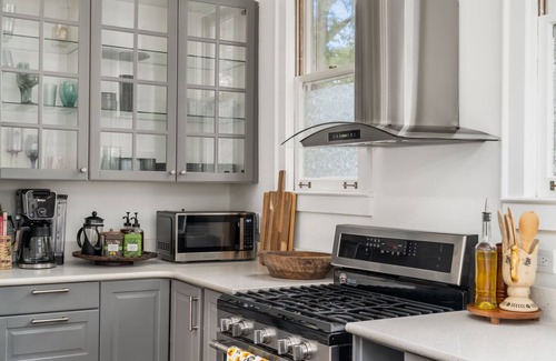 East Side House | 3-bedroom home in Grant Park with King Bed