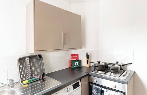 Liverpool House | 3-Bedroom Home in Liverpool L15 with FREE Parking