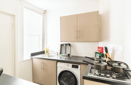 Liverpool House | 3-Bedroom Home in Liverpool L15 with FREE Parking