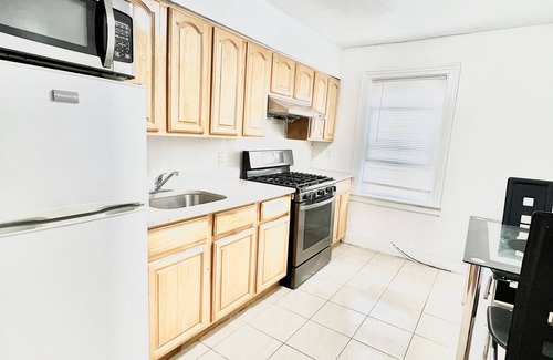 Auburndale House | 3-bedroom home (with Free-Parking) 10mins to LGA & 20mins to JFK