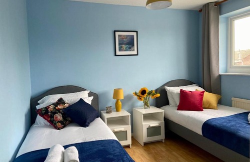 Cambridge House | 3 Bedroom House Garden Free Parking 15 min to centre 5 min to motorway