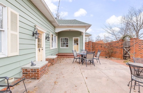 Farmington House | 3-bedroom house in nice downtown Farmington with AC, WiFi, nice outdoor spaces!