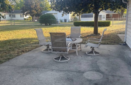 Rochester House | 3-bedroom house in Rochester with a fenced back yard, AC, WiFi