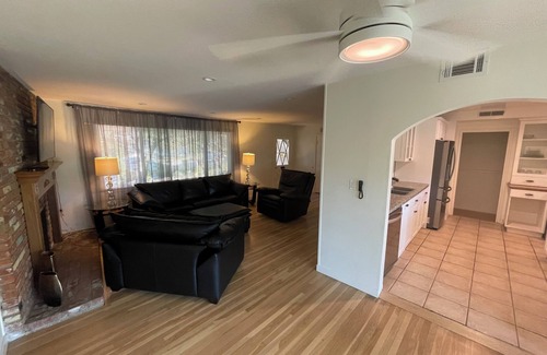 Granada Hills South House | 3-bedroom house in lovely Los Angeles with AC