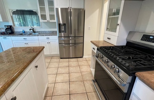 Granada Hills South House | 3-bedroom house in lovely Los Angeles with AC