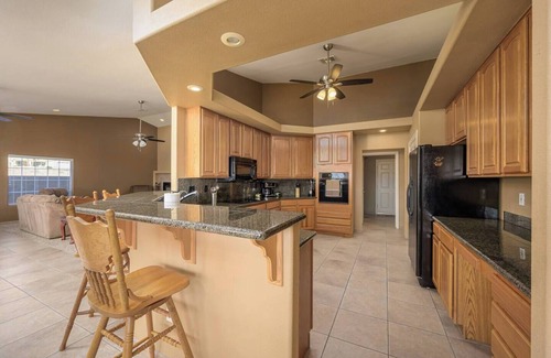 Bullhead City House | 3 bedroom house with private jacuzzi & a beautiful pool with a spectacular view.