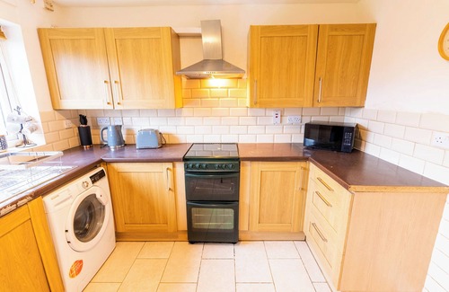 Aylesbury House | 3 Bedroom house with free Private parking, Aylesbury, Dalston cl