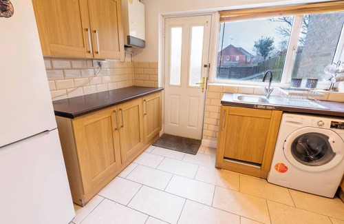 Aylesbury House | 3 Bedroom house with free Private parking, Aylesbury, Dalston cl