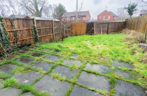 Aylesbury House | 3 Bedroom house with free Private parking, Aylesbury, Dalston cl