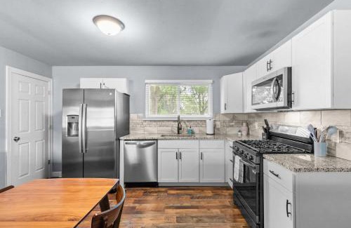 St. Peters House | 3 Bedroom House with Firepit St. Peters, MO