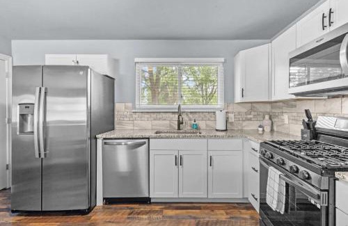 St. Peters House | 3 Bedroom House with Firepit St. Peters, MO