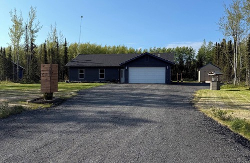 Soldotna House | 3-bedroom house with walking distance to Kenai River, family friendly.