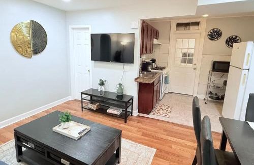 River Grove House | 3 bedroom near O'Hare Airport- King bed 1 Story