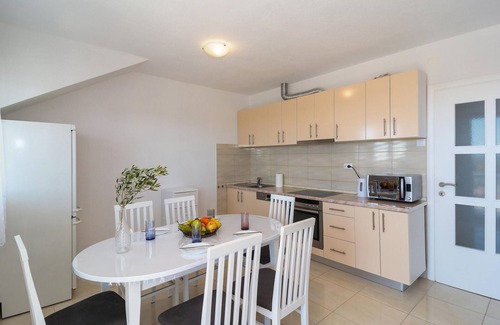 Cove Makarac (Milna) Apartment | 3 bedroom nice apartment in Milna