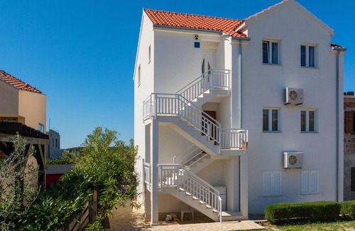 Cove Makarac (Milna) Apartment | 3 bedroom nice apartment in Milna