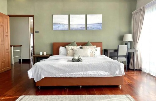 Ratchadaphisek Apartment | 3 Bedroom panoramic penthouse with kitchen