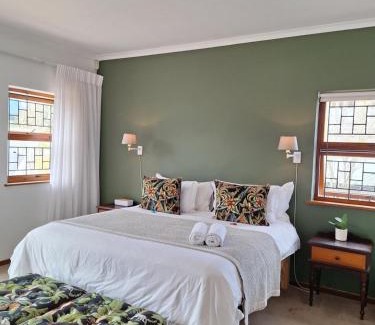 Stellenbosch Central Apartment | 3-Bedroom Penthouse in Stellenbosch for 5 Guests with Stunning Mountain Views