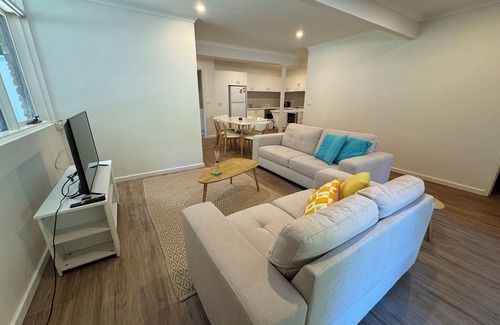 Lorne House | 3 Bedroom, pet friendly unit, 2min walk from main street, beach and supermarket.