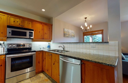 Upper Village House | 3 Bedroom plus Den/2.5 Bath Mountain Star Townhome, Private Hot Tub, Quiet Slope Side location