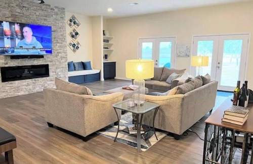 Rogers House | 3 Bedroom Ranch-house with a Private Lake. Swim/Fish/Kayak