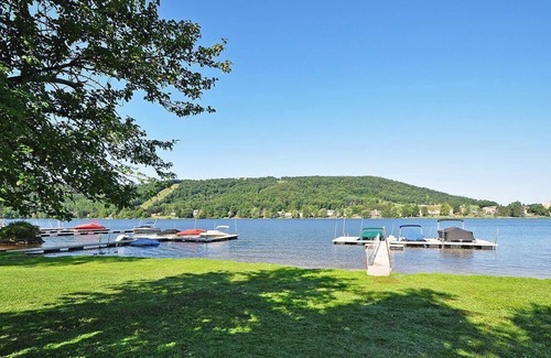 Sunplace House | 3-Bedroom Renovated Lakeview Townhouse Near Wisp
