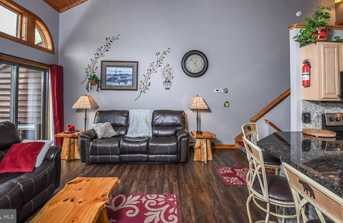 Sunplace House | 3-Bedroom Renovated Lakeview Townhouse Near Wisp