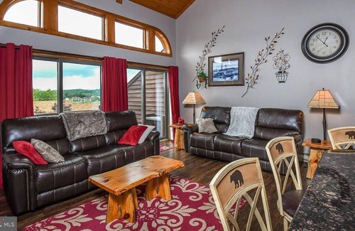 Sunplace House | 3-Bedroom Renovated Lakeview Townhouse Near Wisp
